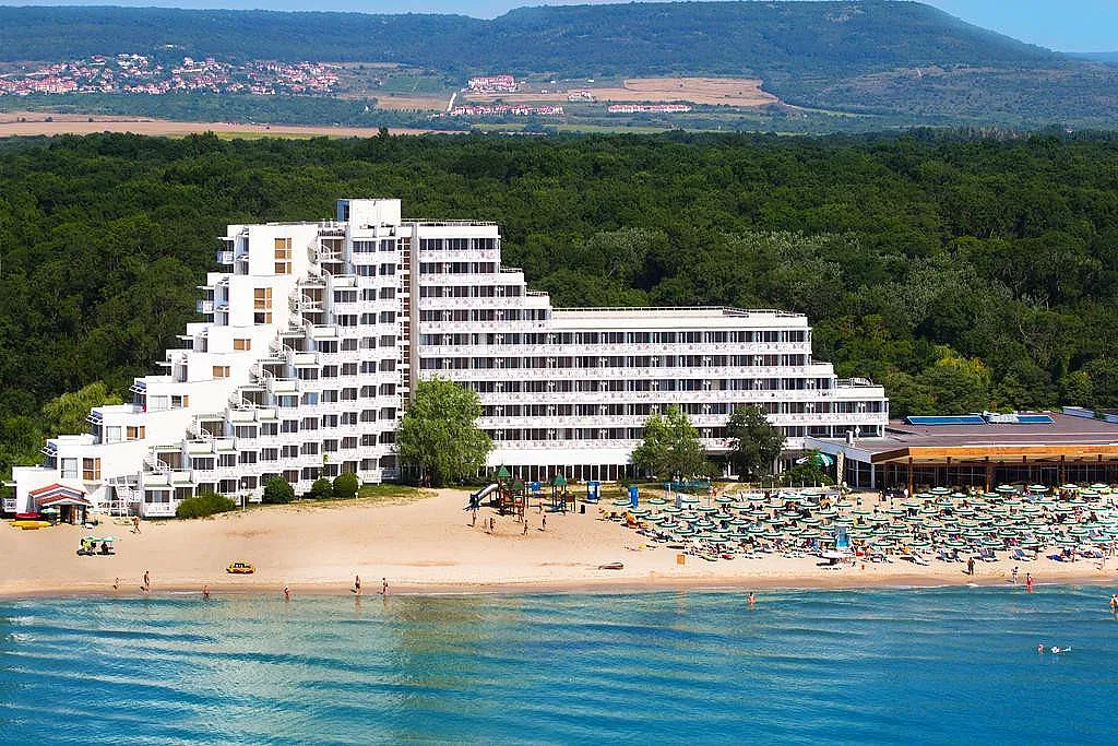 Хотел в "Албена" чупи рекорди. Опашка от туристи