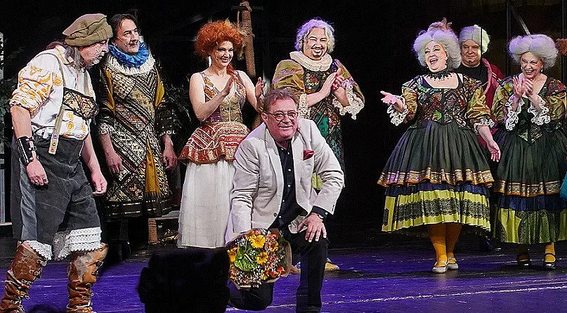 Михаил Петров целуна сцената на Народния театър