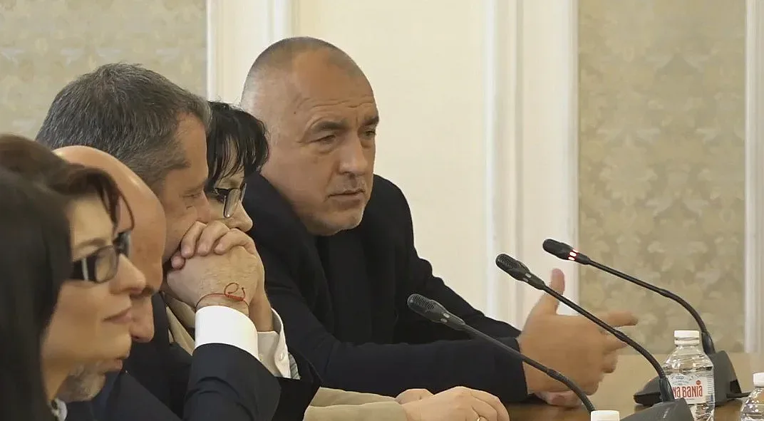 И Борисов изненада Кирил и Асен. Влетя на срещата с Габриел (НА ЖИВО)