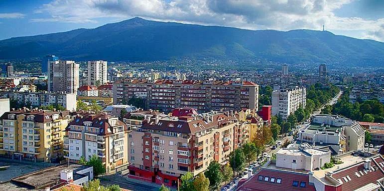 Продажбите на имотите спадат. А цените?