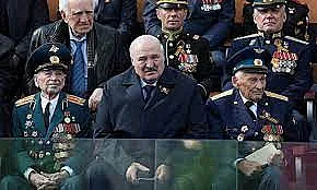 Какво става с Лукашенко? Тръгна си с линейка от парада