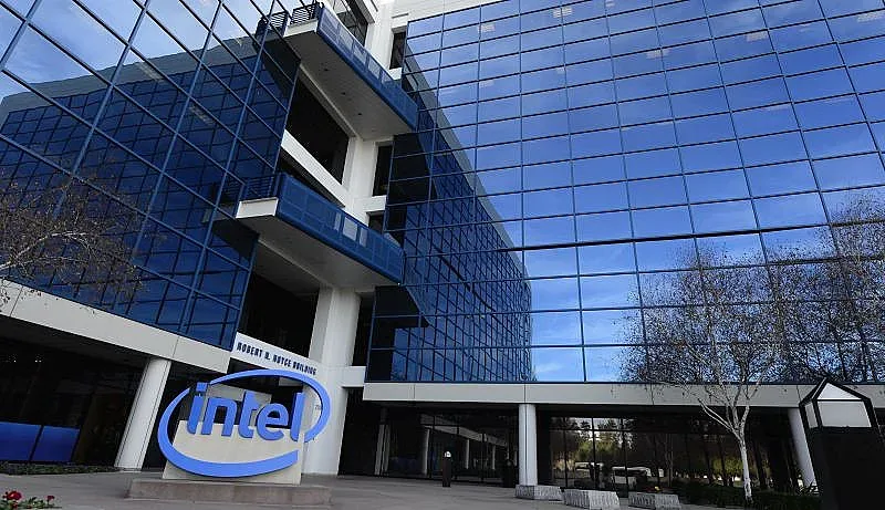 Intel ще съкрати до 20 процента от персонала си за сървъри и клиенти, за да спести пари