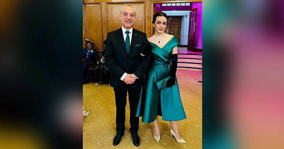 Падна мистерия! Коя е дамата на Гълъб Донев на коронацията на Чарлз