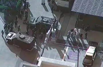 Пак масово убийство! Мъж стреля наред в мол
