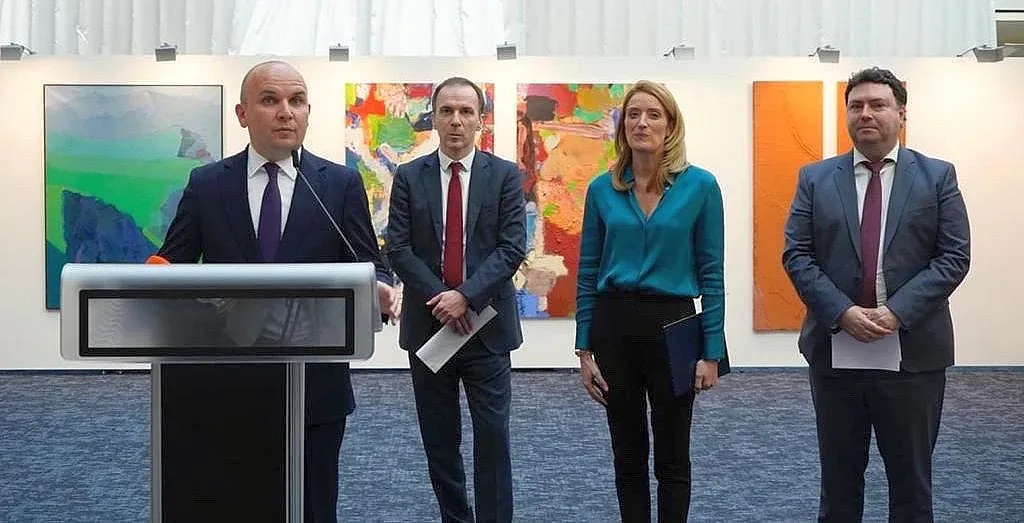 Илхан Кючюк откри изложба на творци от България и РСМ в ЕП