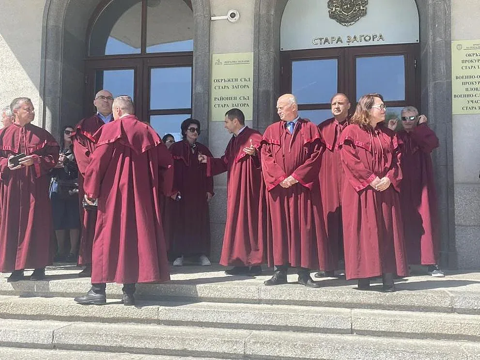 Прокурори, съдии и следователи се вдигнаха в защита на Гешев