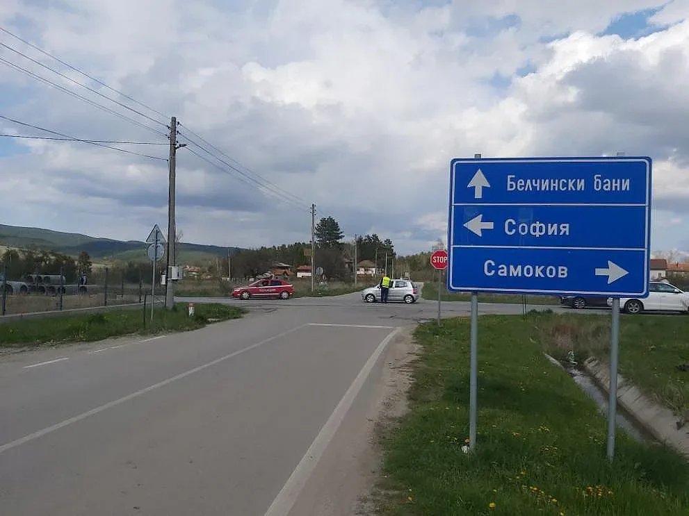 Полицията накрак! Спират коли, тарашат багажници