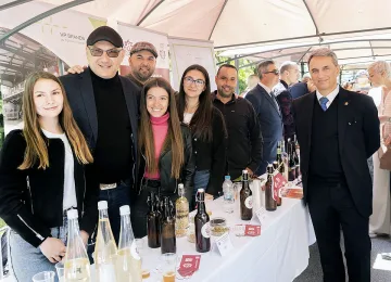 Шеф Манчев даде две награди в конкурс на УХТ