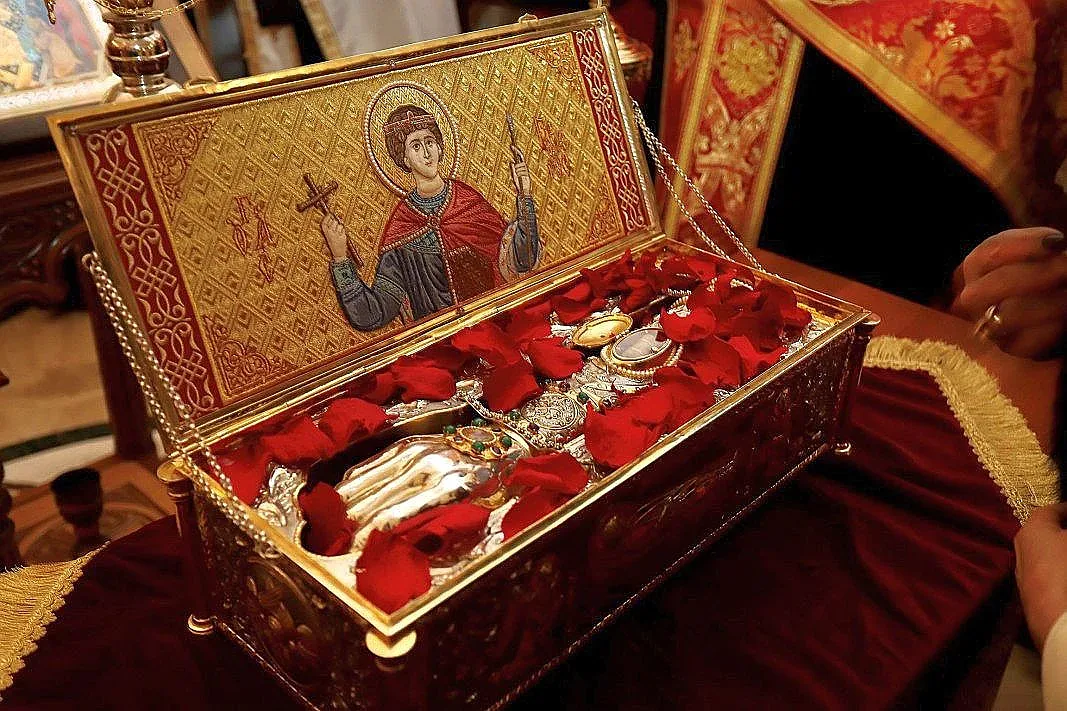 Хиляди очакват чудото на Свети Георги, обкръжиха храма Света София