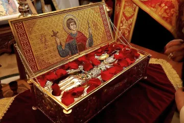 Хиляди очакват чудото на Свети Георги, обкръжиха храма Света София