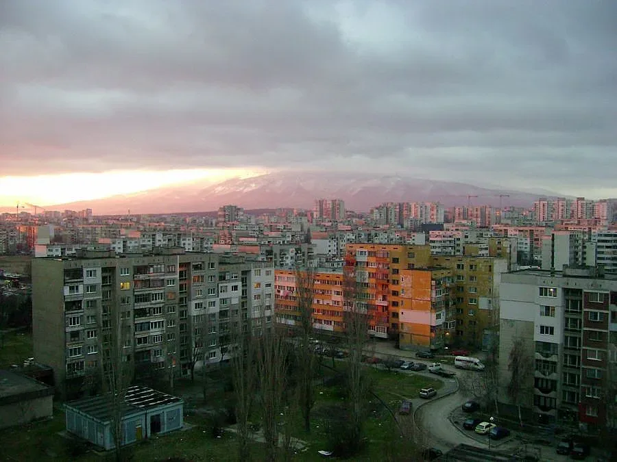 Две 5-годишни момиченца бродят сами в "Люлин". Къде са родителите?