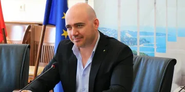 Министърът на туризма сложи бас за чадърите на плажа (ОБНОВЕНА)