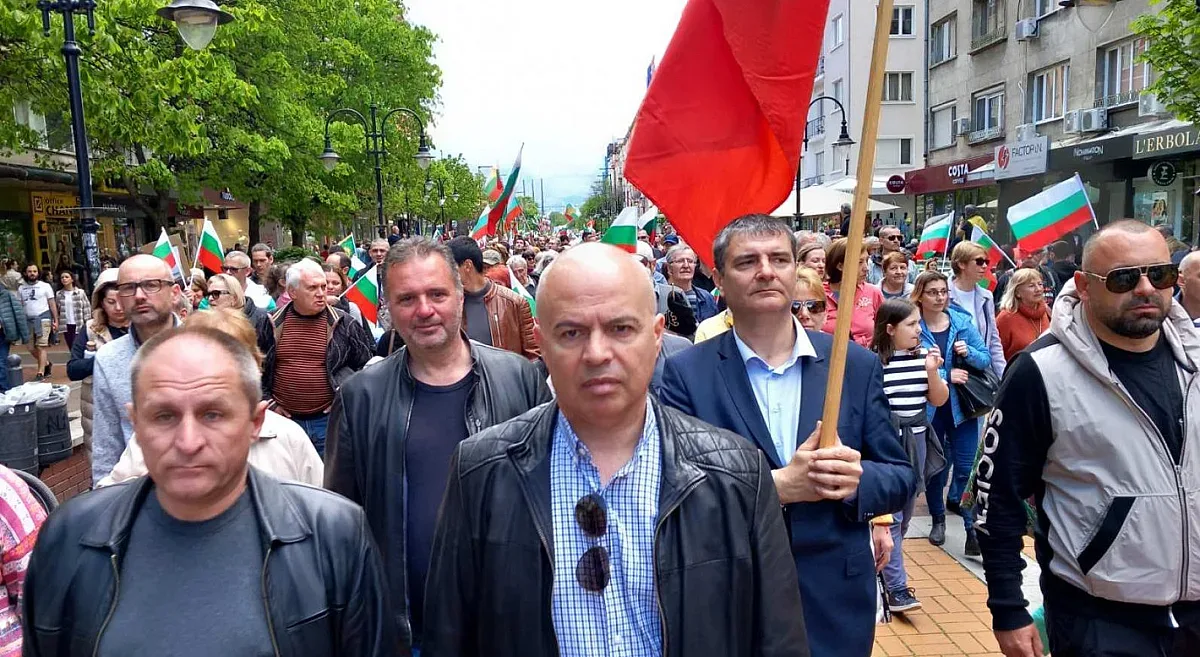 Нинова прати хората си на поход