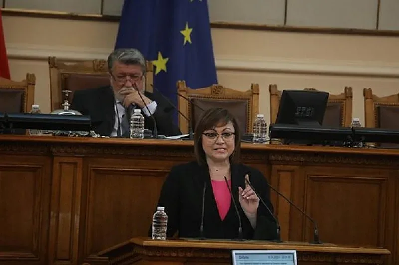 Нинова събира последователи, има нов профил