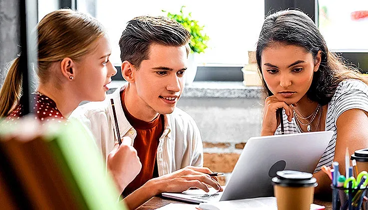 Как отговорните банки подкрепят развитието на младите хора?