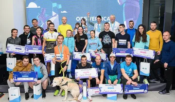 Незрящ състезател спечели голямото катерене на стълби на ОББ