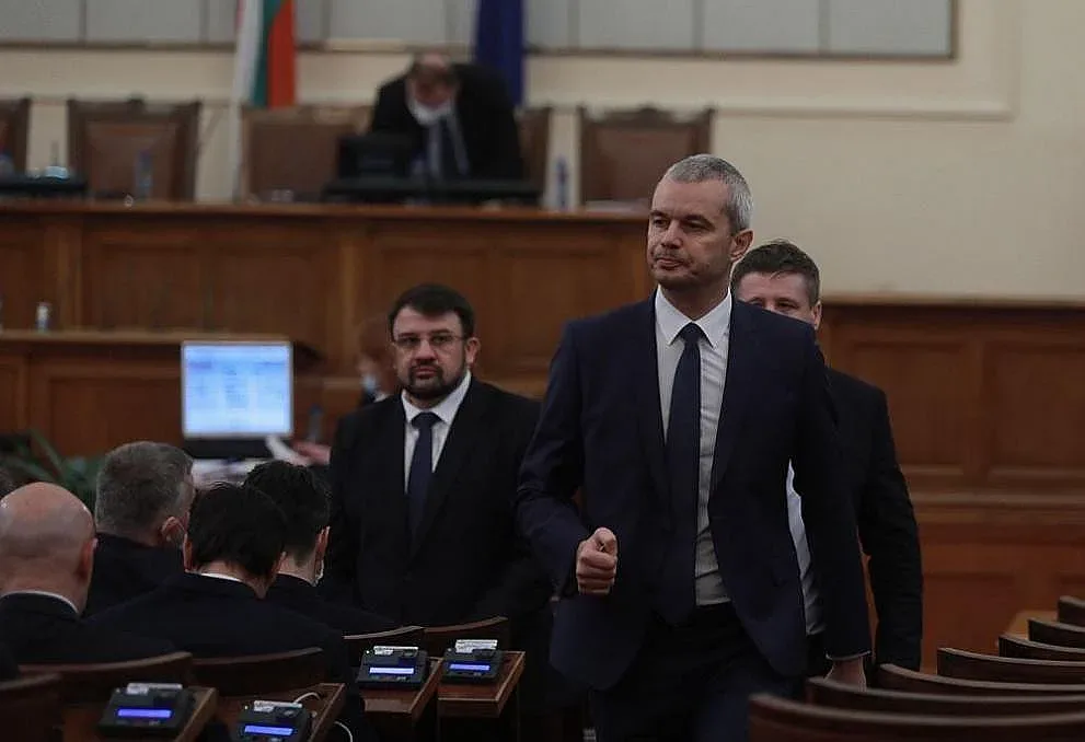 Чудо невиждано в парламента. Костадинов гони злите духове