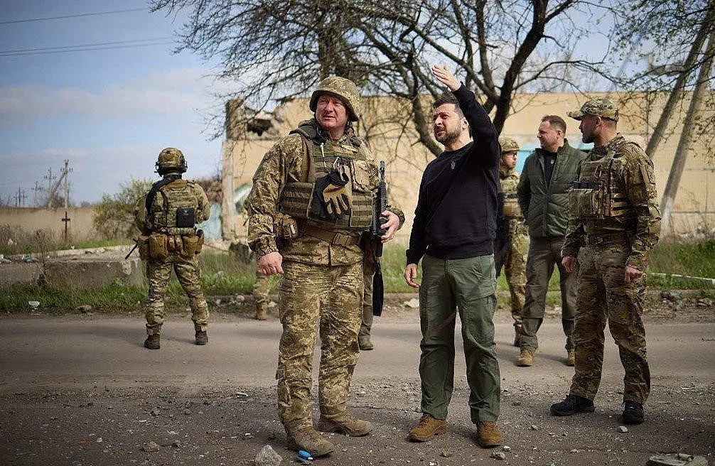 Зеленски равнис по Путин. И той отиде на фронта