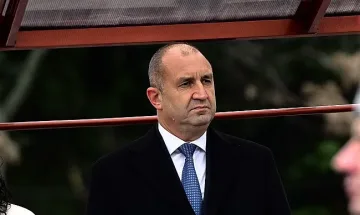 Отровната прегръдка на непокварения Радев