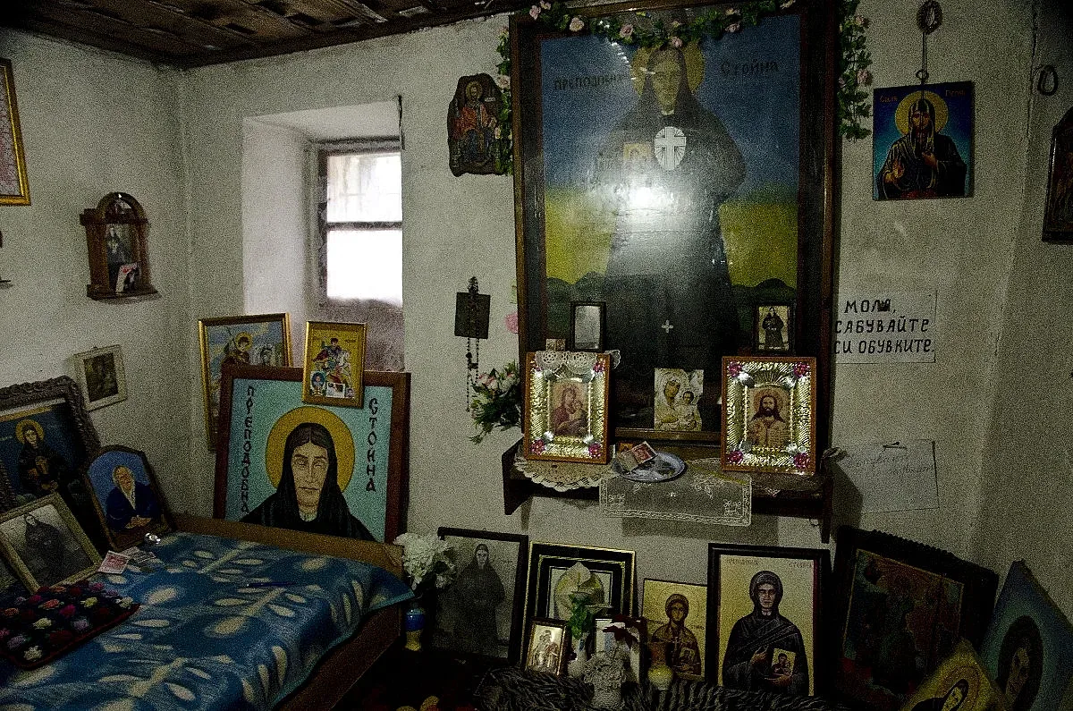 Огромен скандал! Изригна художникът на стенописа за Преподобна Стойна
