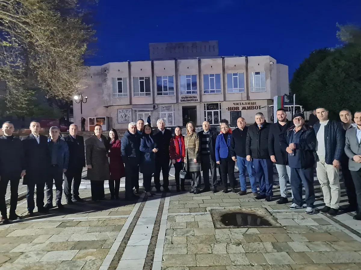 Над 2000 души на ифтар в Момчилград в свещената Нощ Кадир