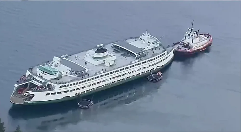 Ферибот заседна. Двойна драма за стотици на борда