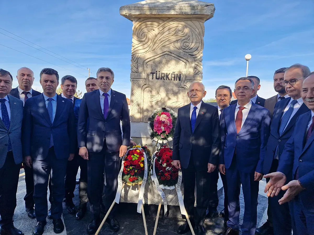 Карадайъ и Кълъчдароглу поднесоха венци на гроба на малката Тюркян