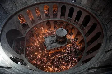 Чудото стана! Благодатният огън слезе в Йерусалим