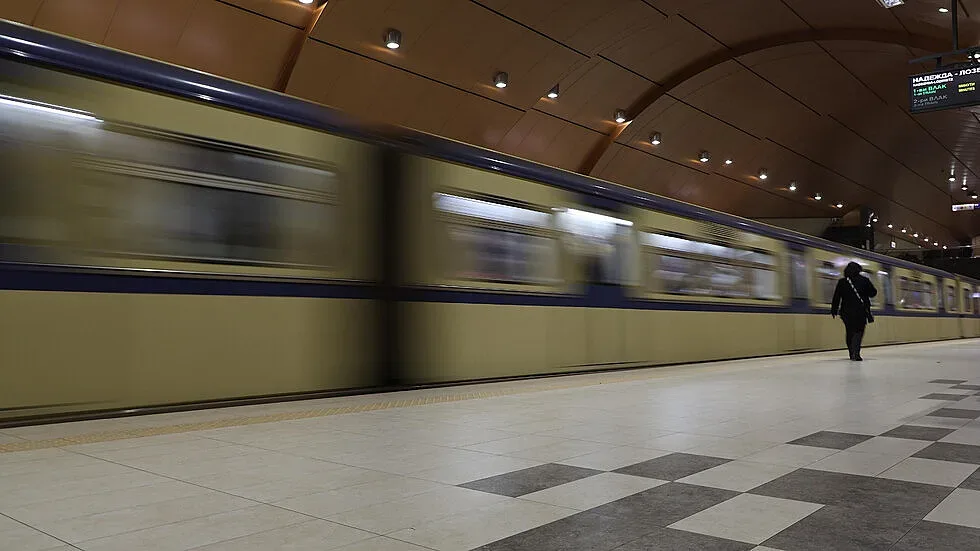 Къде спират метрото в София