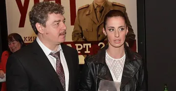 Коя е красавицата до Камен Донев. Актьорът сияе