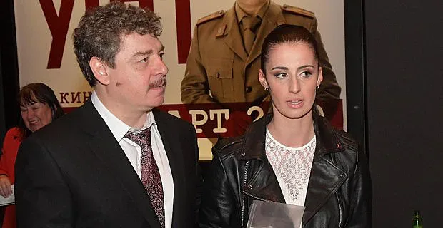 Коя е красавицата до Камен Донев. Актьорът сияе