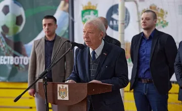 Български момчета се състезават за футболно игрище в Молдова