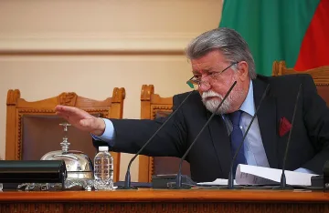 Вежди с реч като притча. Разплака залата