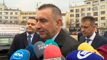Хората на Слави чакат разговори за правителство