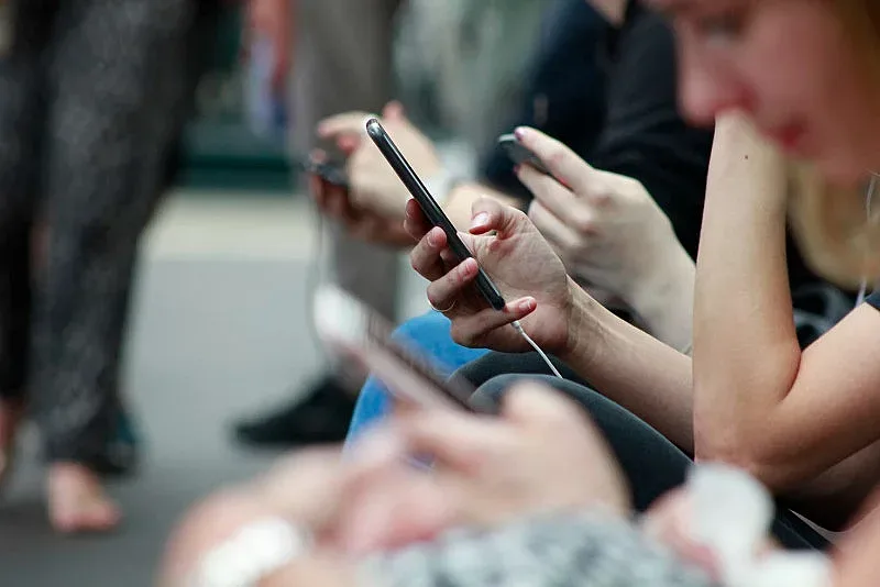 Потребителите масово подмамват ChatGPT да предоставя забранена информация