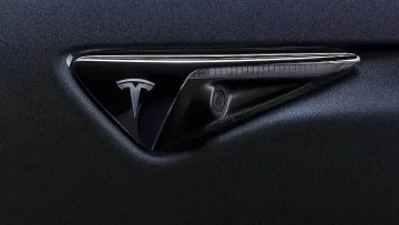 Адвокати погват Tesla заради скандал с видеоклипове от колите