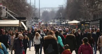 Хора колкото жителите на голям град с червен картон за политиците