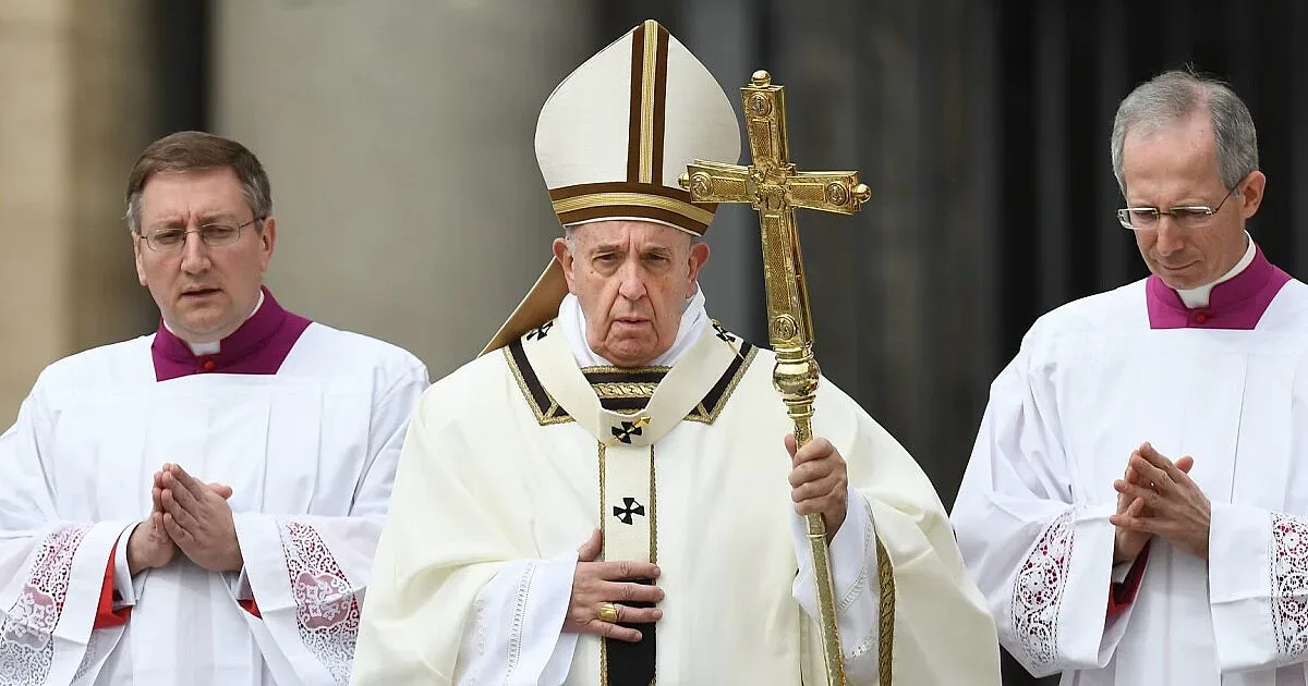 Слагат на папата уникално наметало за великденското бдение