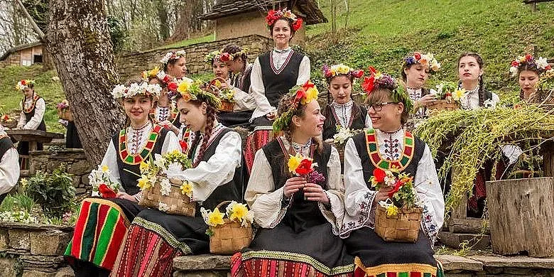 Лазаровден е! Какво правят момичетата?
