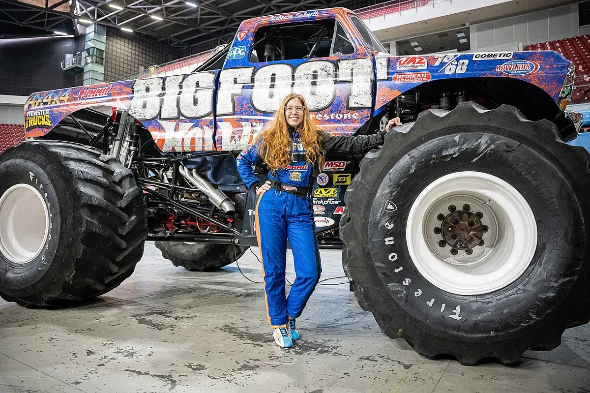 Супер шоуто Hot Wheels (Monster Trucks Live™ Glow Party) е този уикенд – 8 и 9 април