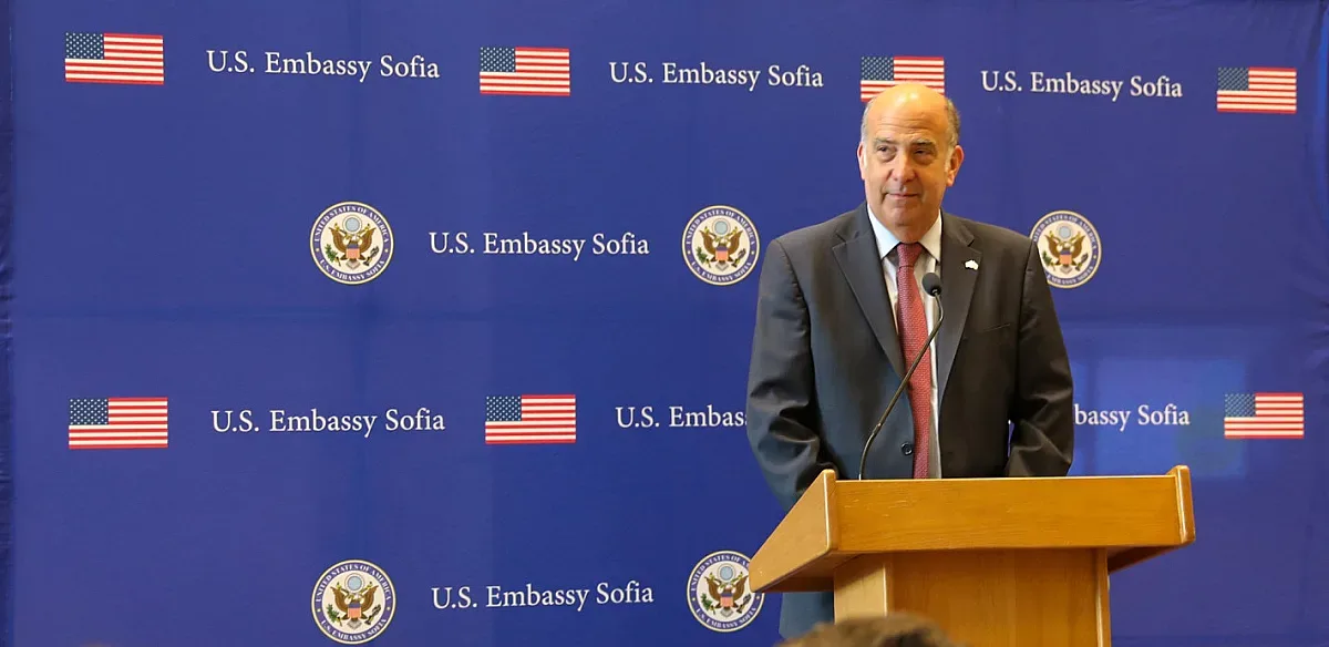 Най-чаканият американец пристигна. Първи знаци