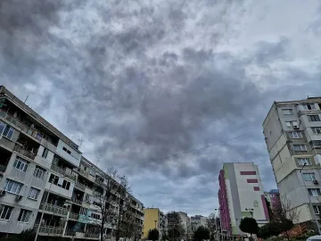 Бургас в черни облаци. Какво се случва?