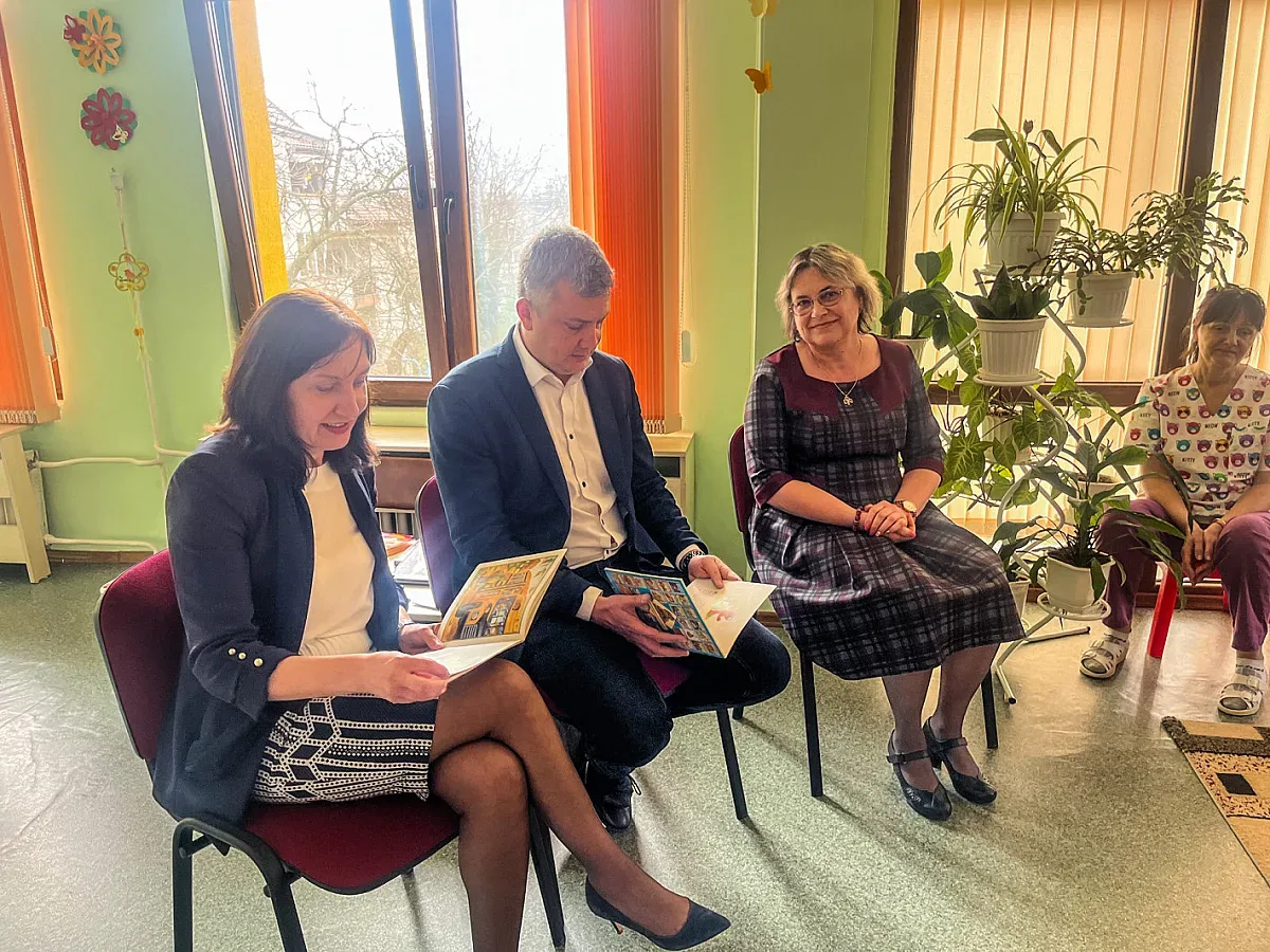 Зам.-кметовете Надежда Чакърова и Радостин Танев четоха приказки на малчуганите от ДГ №13 „Пролет“