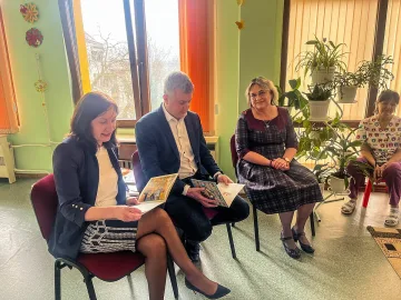 Зам.-кметовете Надежда Чакърова и Радостин Танев четоха приказки на малчуганите от ДГ №13 „Пролет“