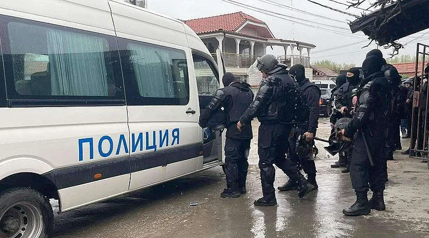 Роми отиват на съд след нападение над полицаи