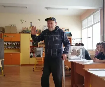 Дядо пробва да гласува с личната карта на бабата
