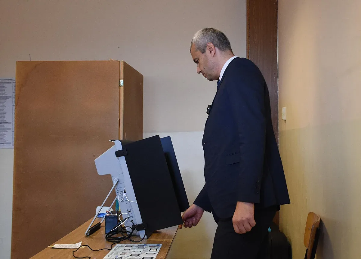 Костадинов готов да работи с всяка партия, но при едно условие