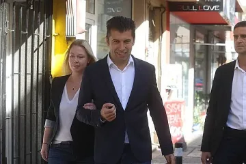 Кирил Петков пристигна пред урните с Линда