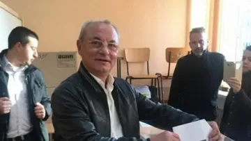 Ахмед Доган гласува първи от политиците