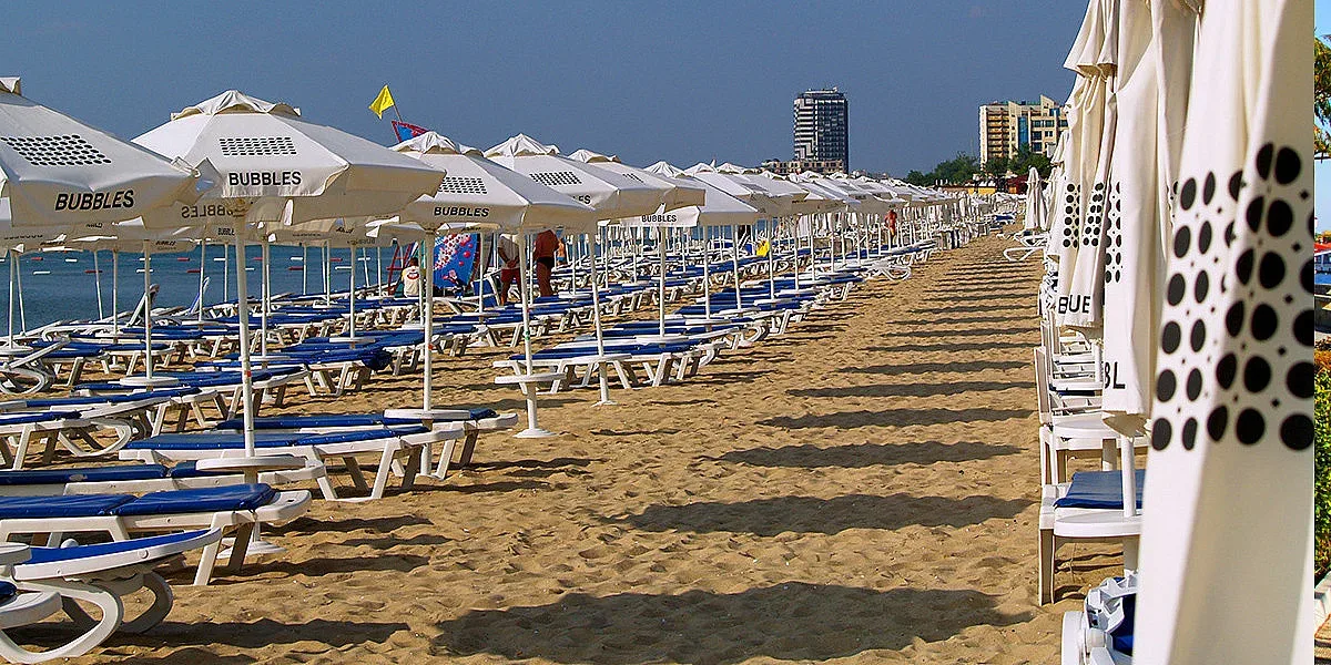 Ценови шок по морето! Колко ще струват чадър и шезлонг на плажа
